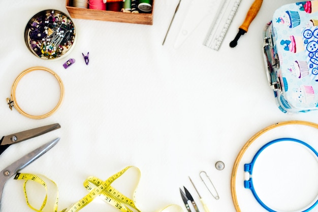 biurko z haftem i materiałami